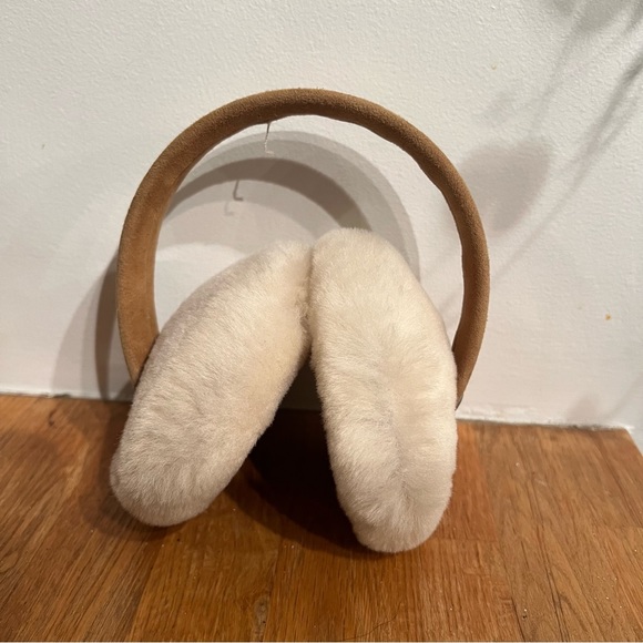 UGG earmuffs - Picture 3 of 4